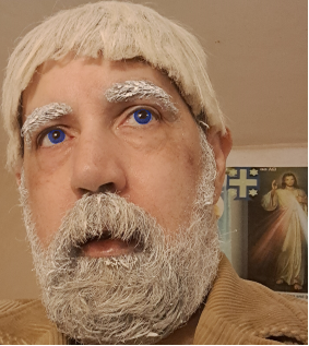 Nordic masculine look, with a gray beard (half black, half white) already colored white. It is difficult to remove the gray completely, but in the image on the left, the beard is already more or less white. Eating sweet foods (fruits, 100% juices, sweets...) attacks the look. This is more visible in the image on the left... Nordic masculine look, with a gray beard (half black, half white) already colored white. It is difficult to remove the gray completely, but in the image on the left, the beard is already more or less white. Eating sweet foods (fruits, 100% juices, sweets...) attacks the look. This is more visible in the image on the left...